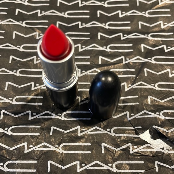 MAC Cremesheen lipstick Sweet Sakura RED 233 - Picture 5 of 7